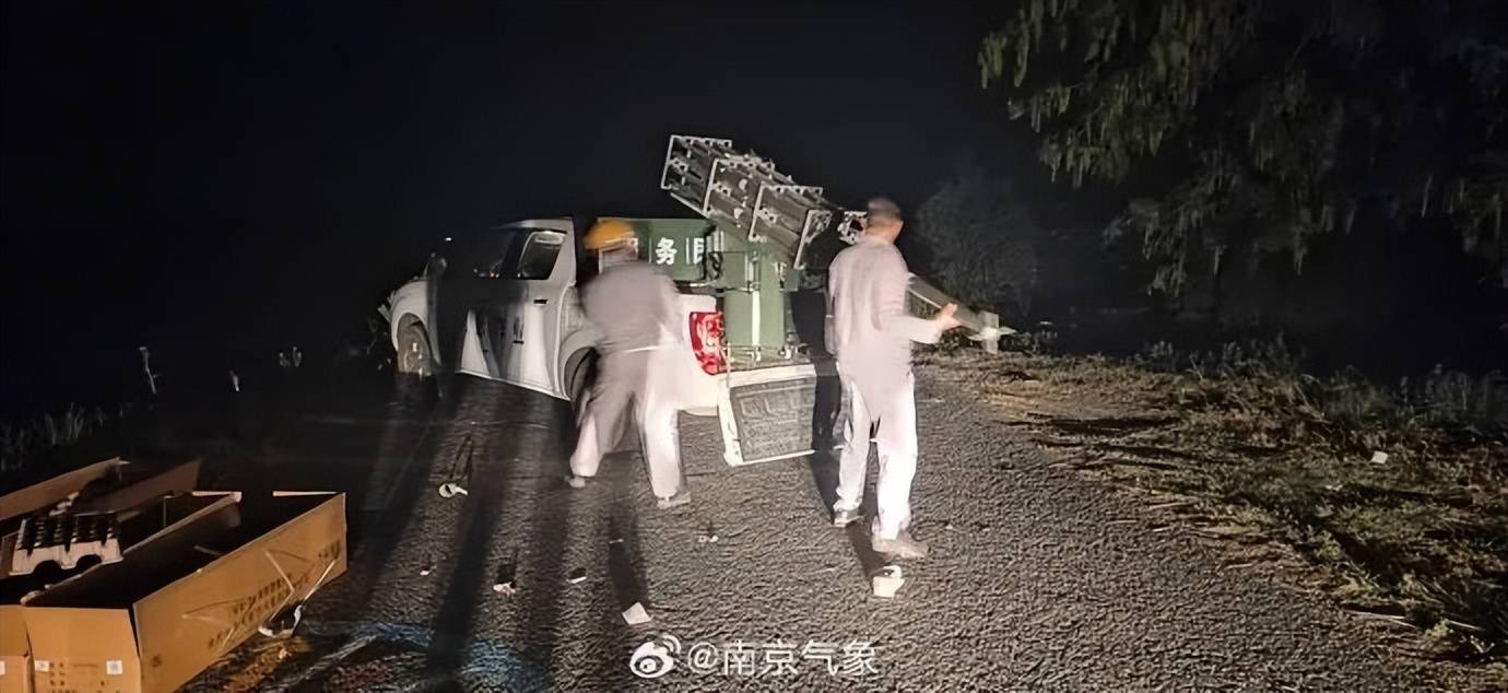 刚刚，南京发射火箭弹18枚！